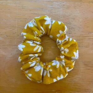 Yellow daisy scrunchie 🌼